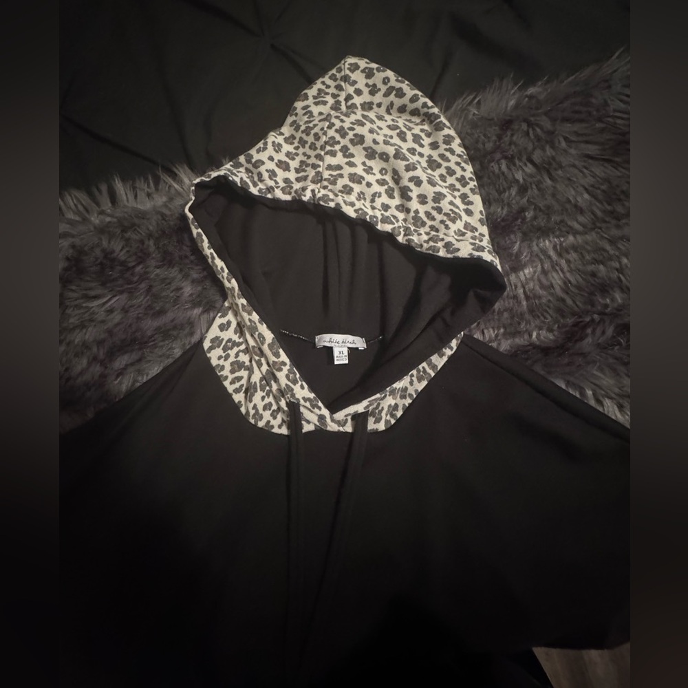 Black Leopard Print Short-Sleeved Hoodie - Picture 4 of 6